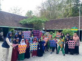 WORKSHOP BATIK SHIBORI OLEH KKN  UNY UNTUK MENINGKATKAN KREATIVITAS PESERTA DIDIK MI YAPPI  PADUKUHA